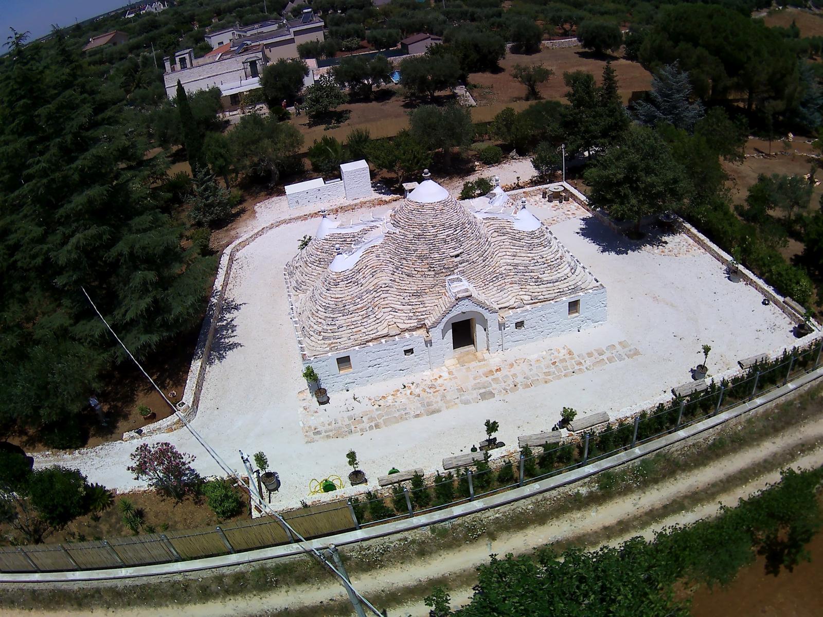 Trulli Comunicanti, Restaurati con Antico Camino, Ulivi Secolari.